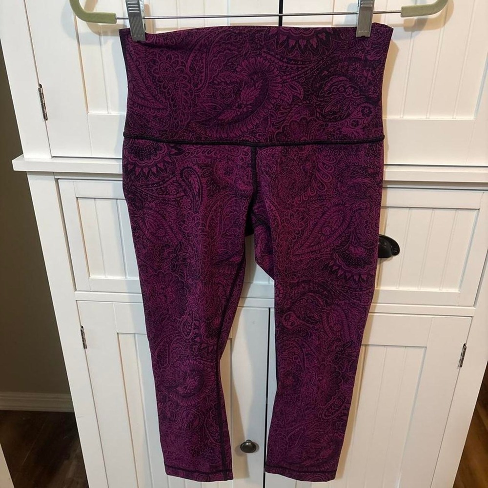 Lululemon Purple Paisley High Rise Capri Leggings Yoga Lrg Athleisure Activewear
